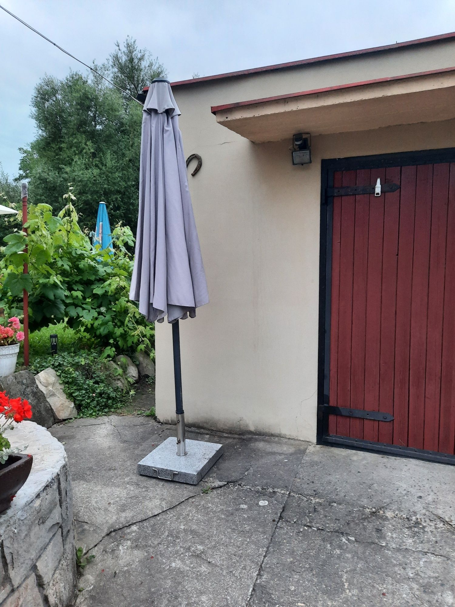 Parasol ogrodowy z granitową podstawą