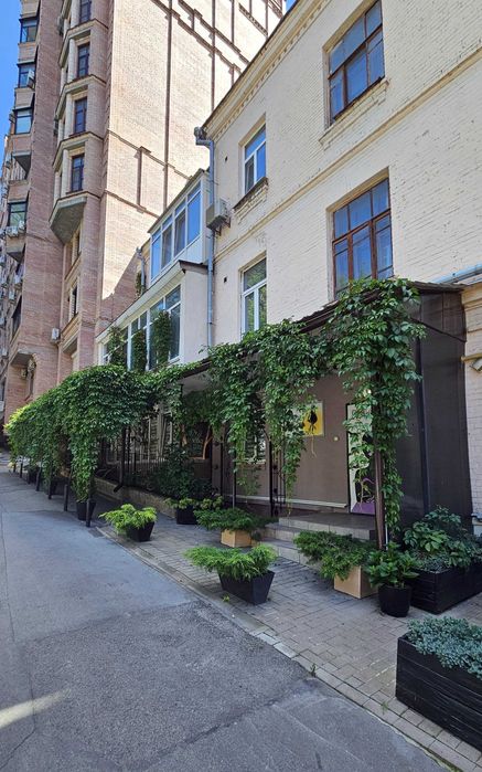 Гончара,28. Приміщення 42кв.м. під студію танцю або спортивну секцію.