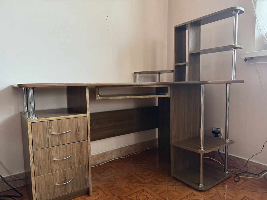 стіл компʼютерний, стан добрий, робився на замовлення.