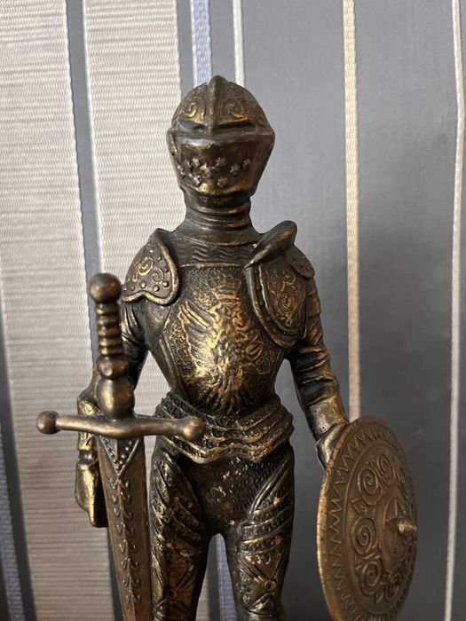 Лицарі в обладунках металеві