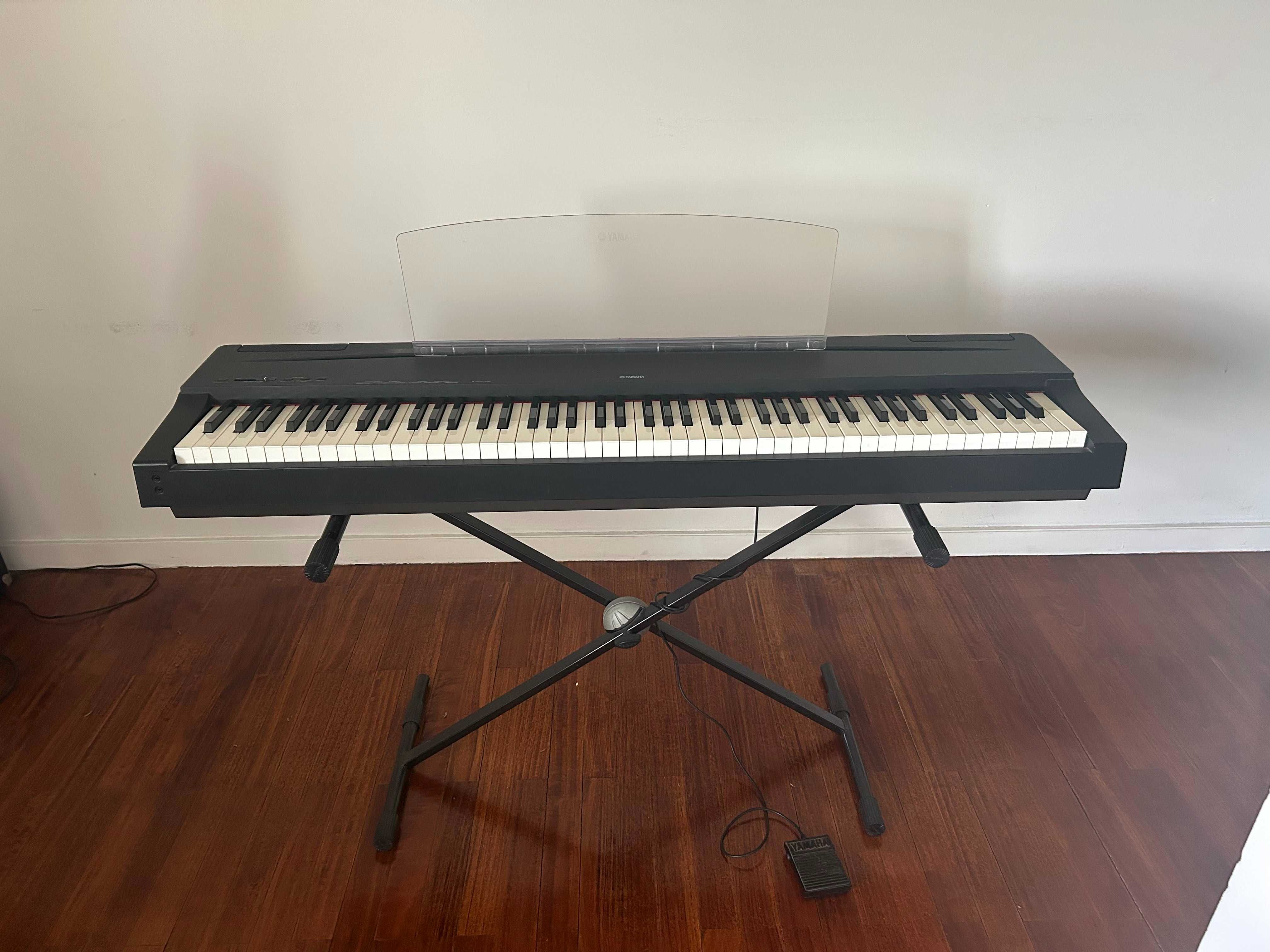 Teclado Yamaha P-70 em perfeito estado + suporte de altura variável