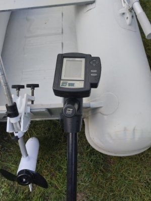 Ponton wędkarski Hercules razem z silnikiem elektronicznym i z echoson