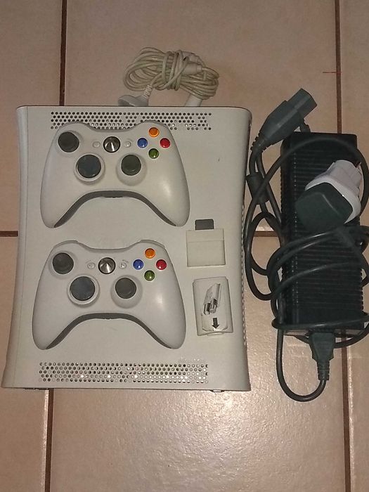 Konsola xbox 360 plus 2 pady karta pamięci 256 MB