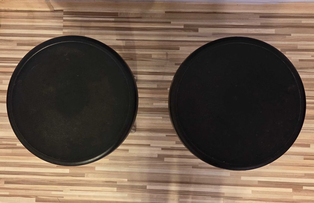 Dwa stołki kuchenne o gumowym siedzisku i chromowanych nogach.