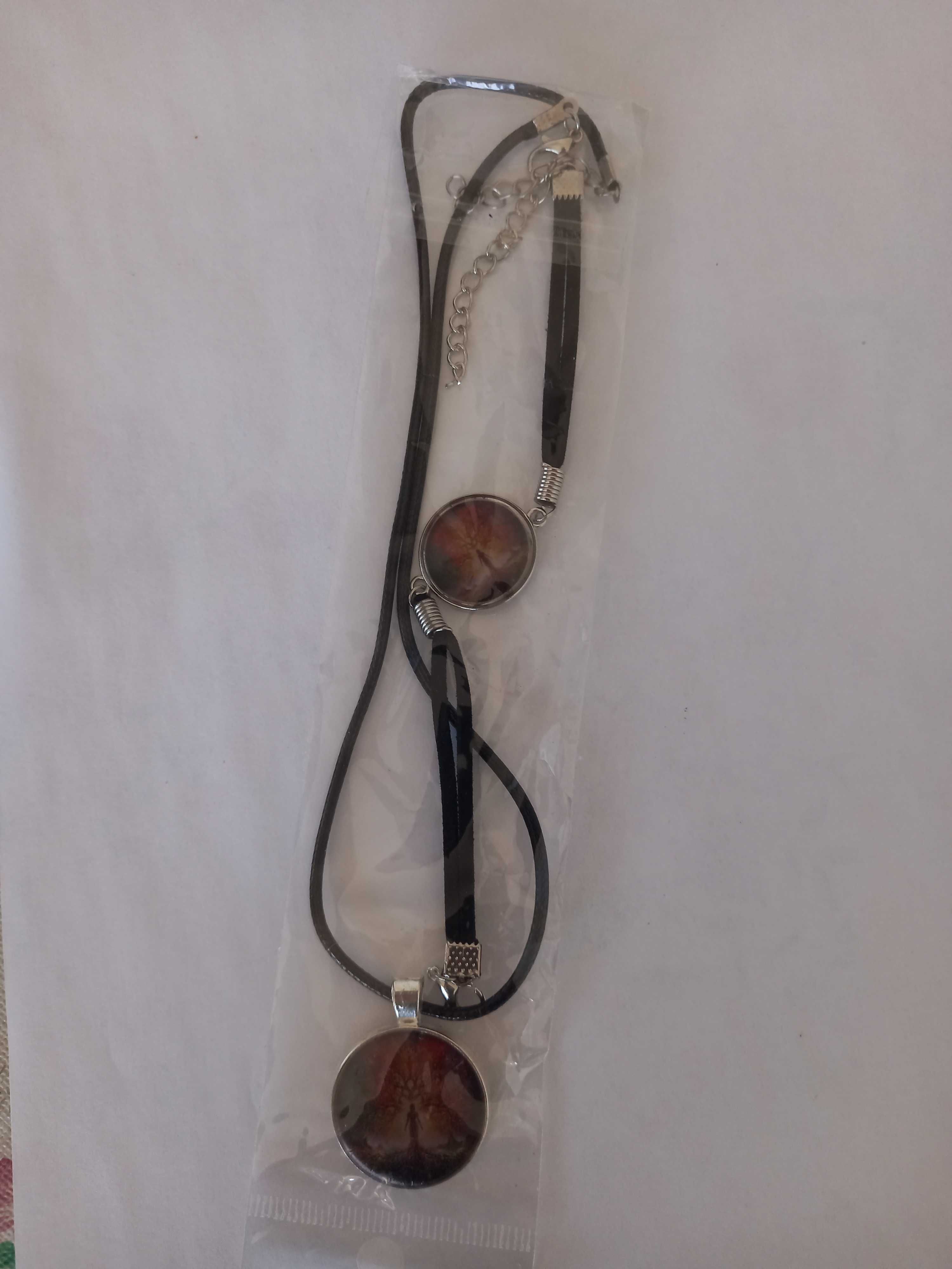 Conjunto de pulseira e colar com mulher e árvore