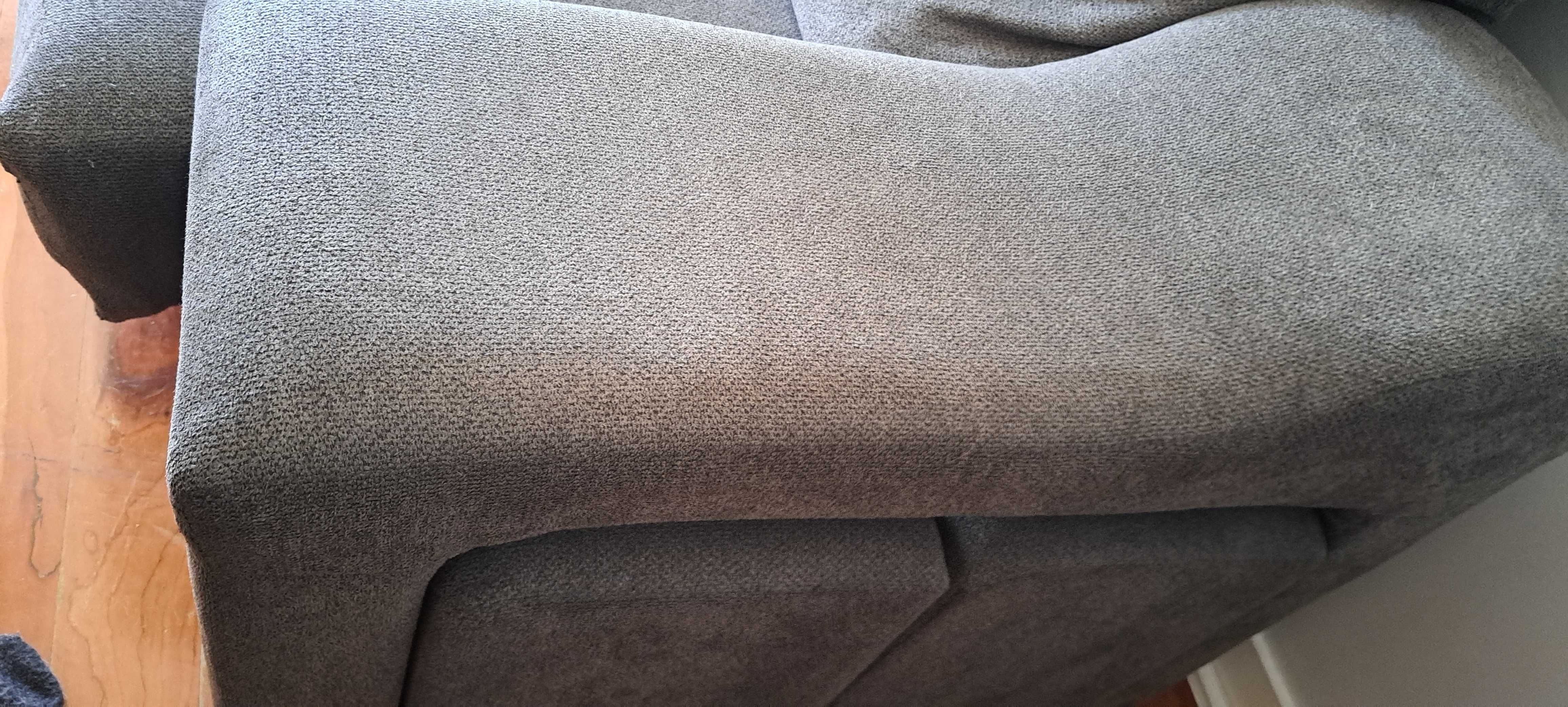 Sofá com chaise longue Baú e Pufs