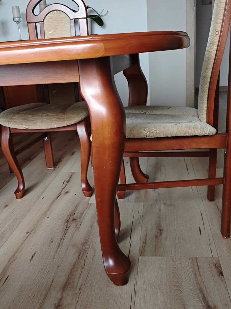 Meble do salonu wraz ze stołem i krzesłami