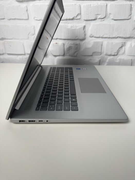 HP 17.3 FHD IPS, Core 7 150U, 16/512GB