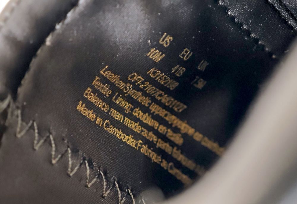 DKNY. Czarne botki na wysokim słupku, złote elementy, ekoskóra, r. 41