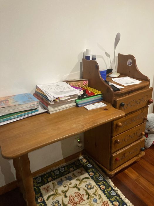 Vendo quarto de criança com marcas de uso