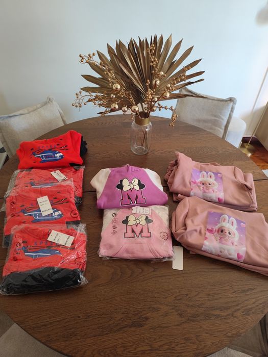 Últimos 8 conjuntos de criança/ revenda