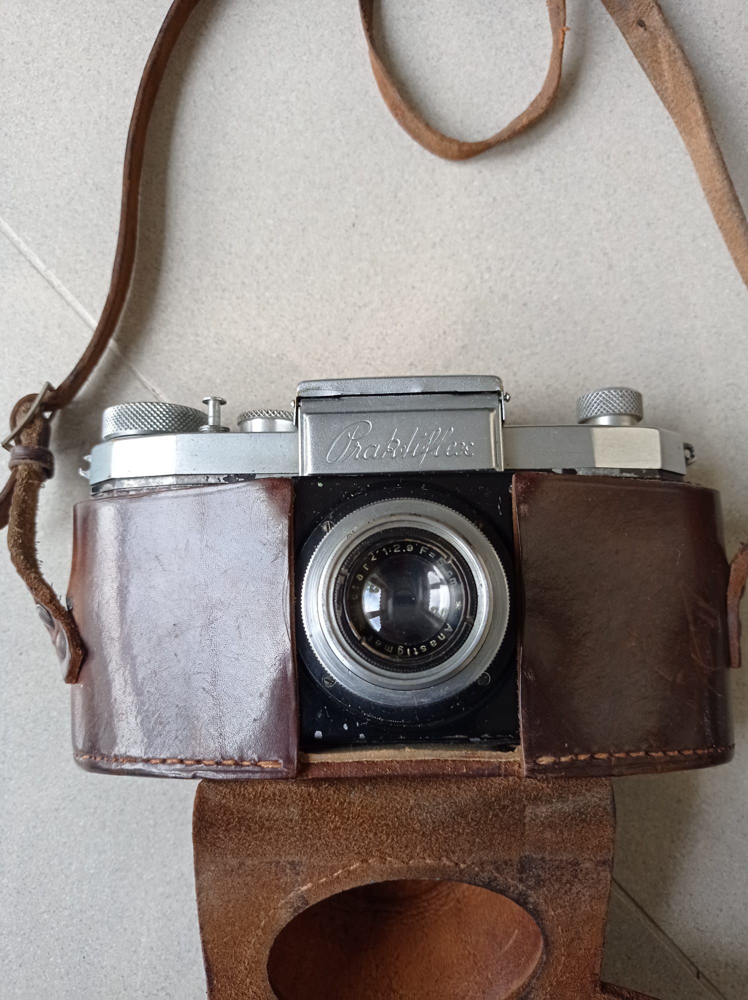 Stary aparat fotograficzny Praktiflex ze skórzanym futerałem