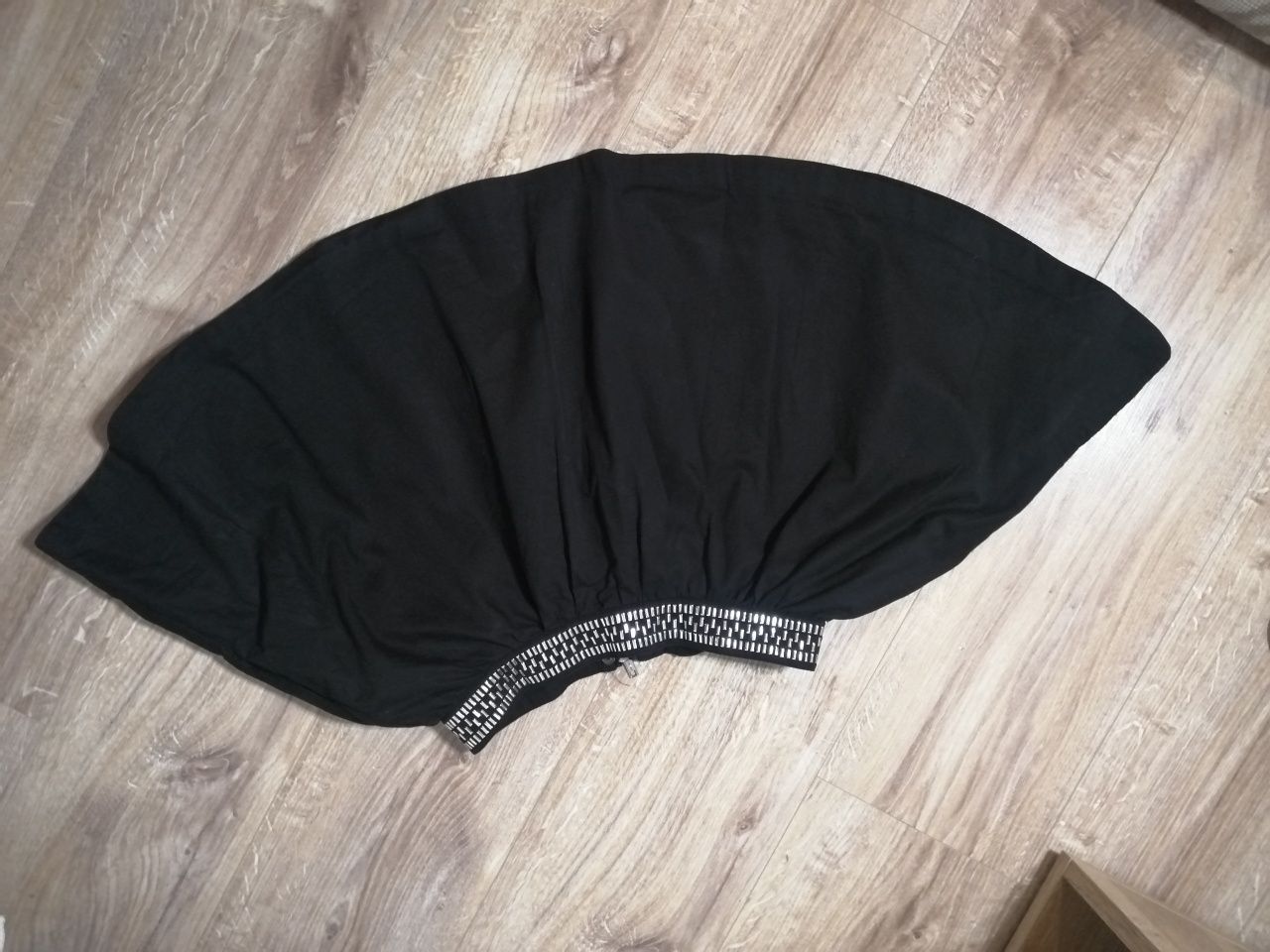 Rozkloszowana czarna spódnica