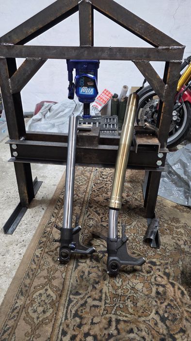 Ремонт мотоциклів, вирінювання вилок