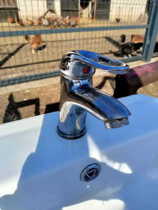 Umywalka z baterią i syfonem