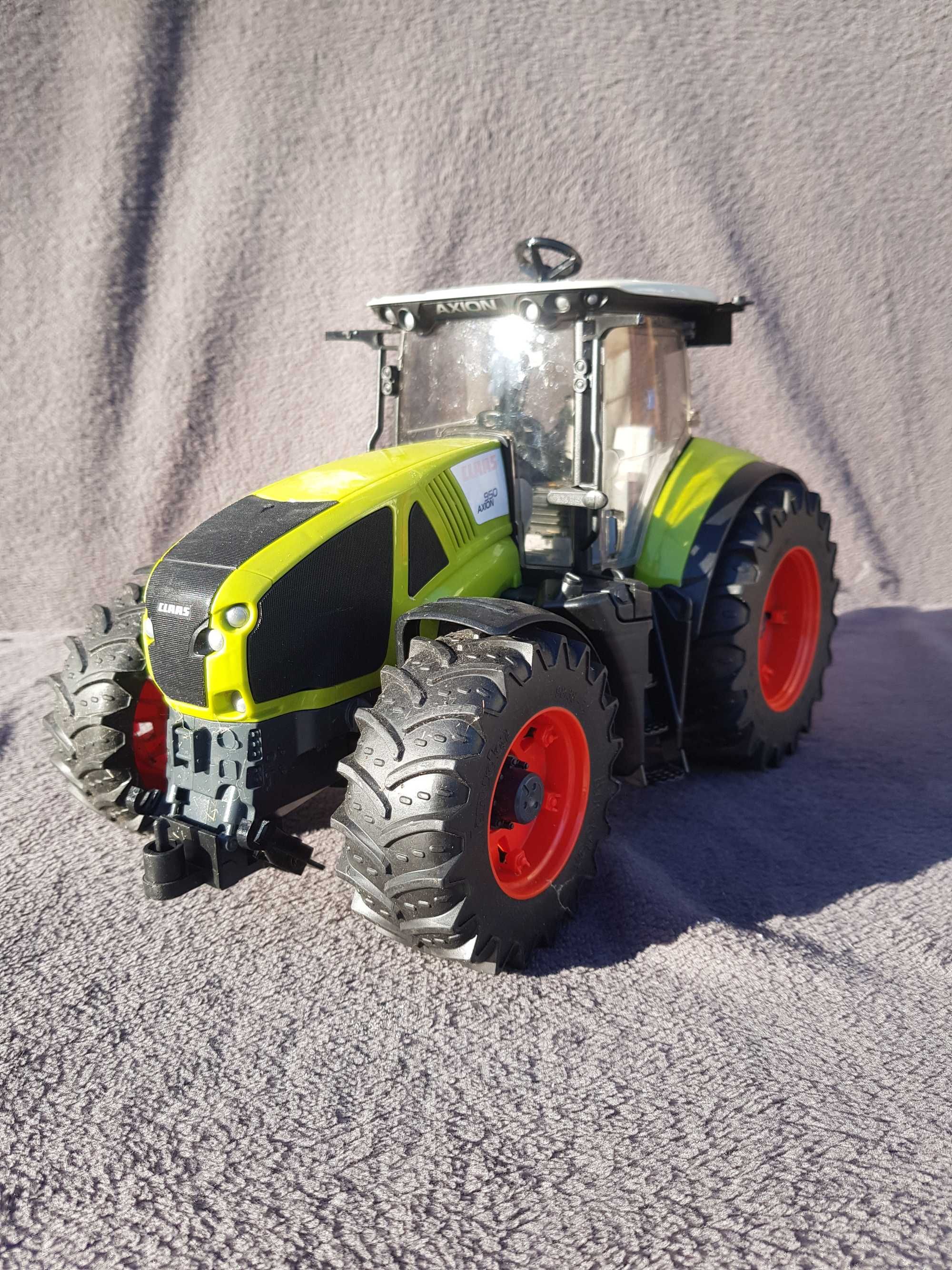 Bruder Claas Axion 950 Traktor
