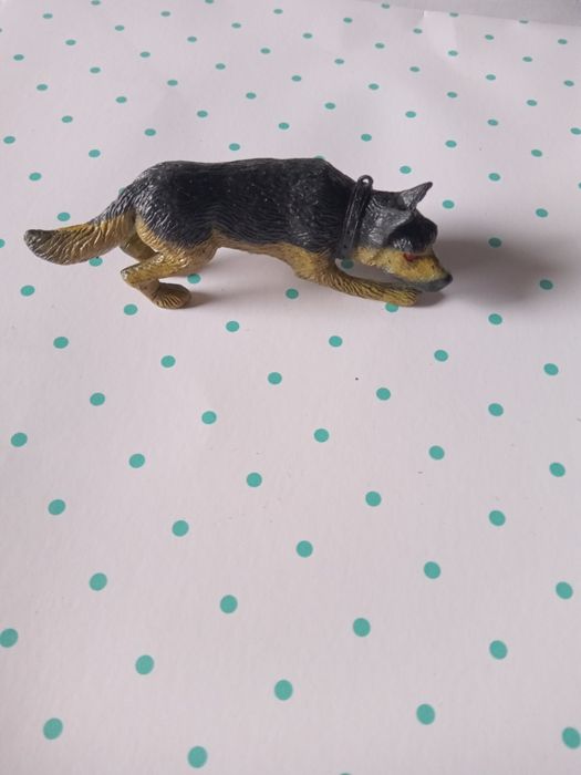 Figurka pies przyczajony