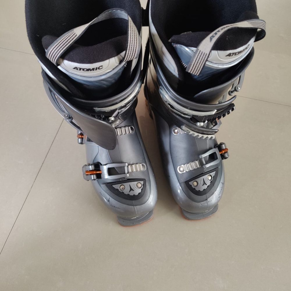 Botas de esqui em estado quase novo
