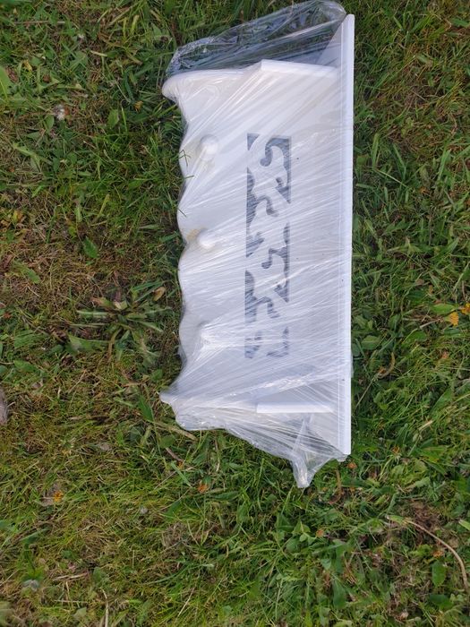 Wieszak biały azurowy