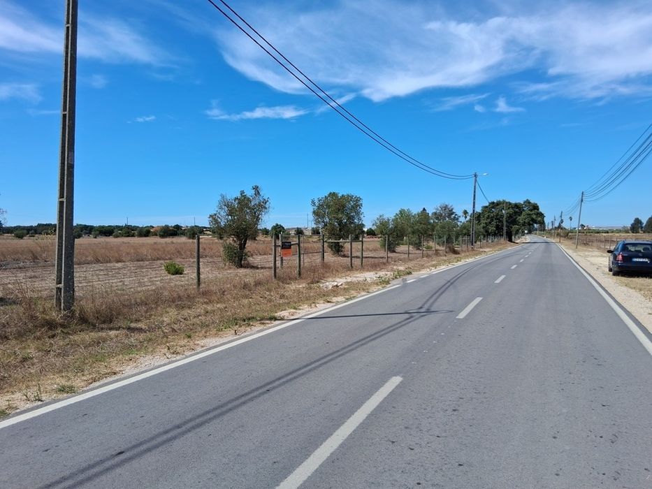 Terreno para atividades industriais, logística e serviços.