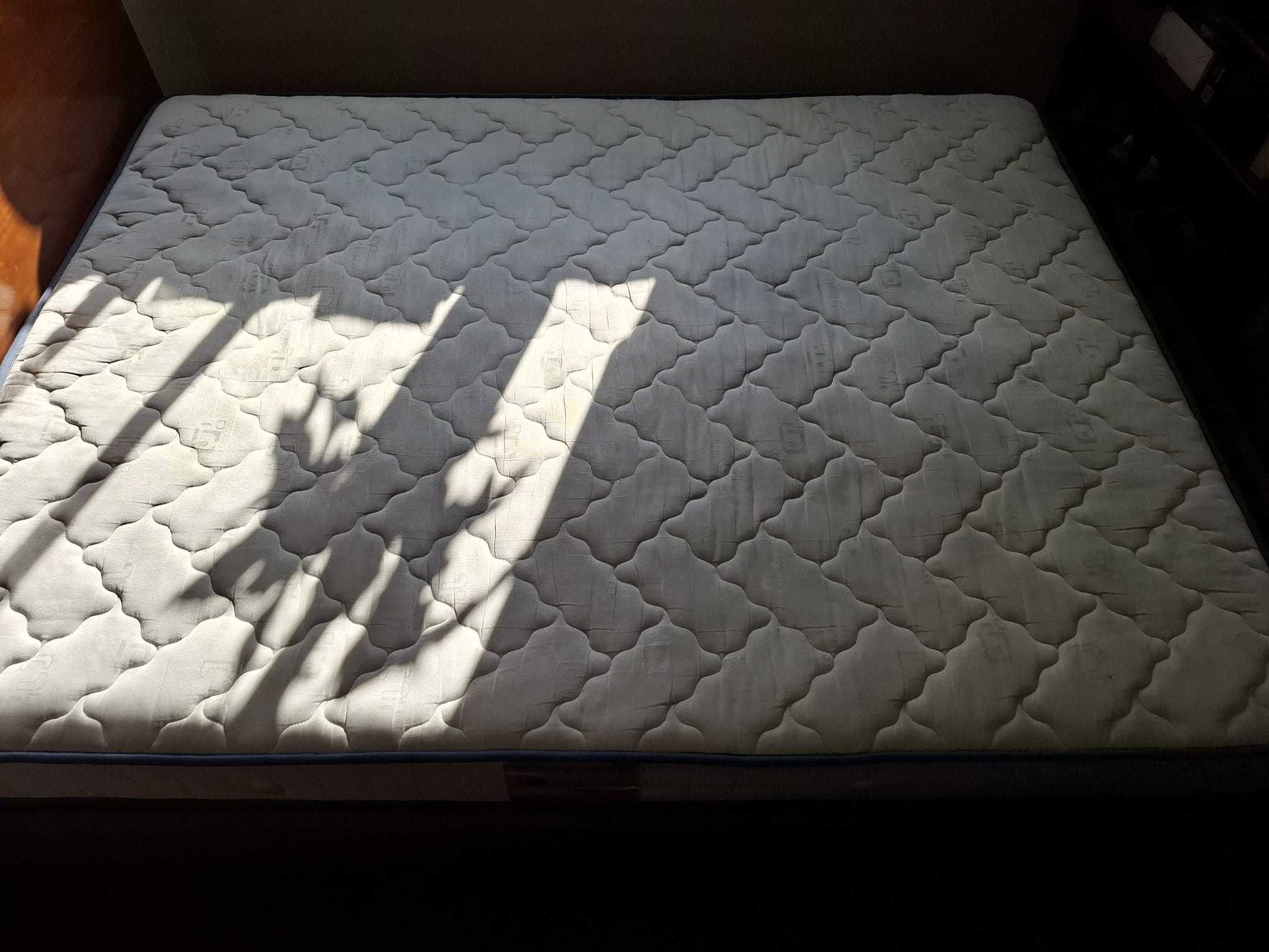 Cama de casal (cama e colchão) - madeira