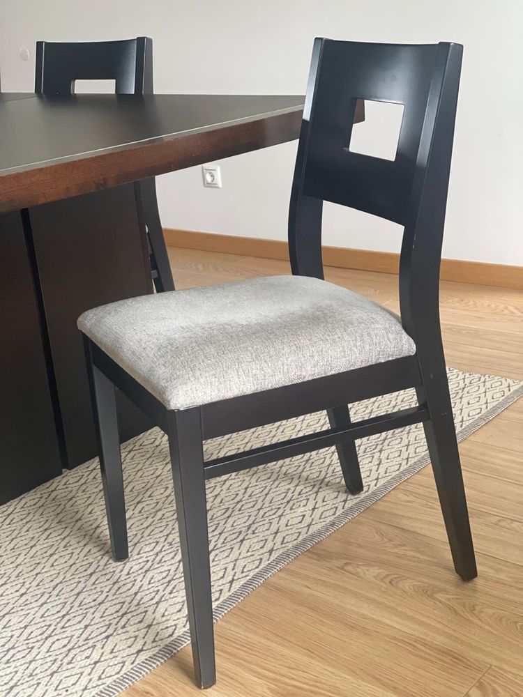 Conjunto de 8 cadeiras de jantar cor wengue com assento estofado