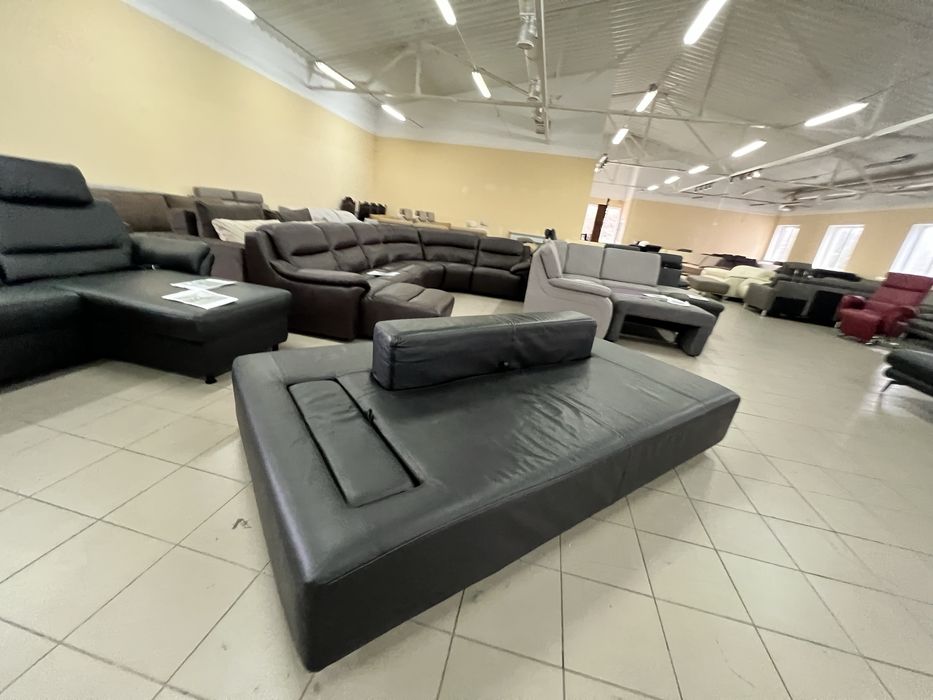 Диван чорний шкіряний з подушками модерн