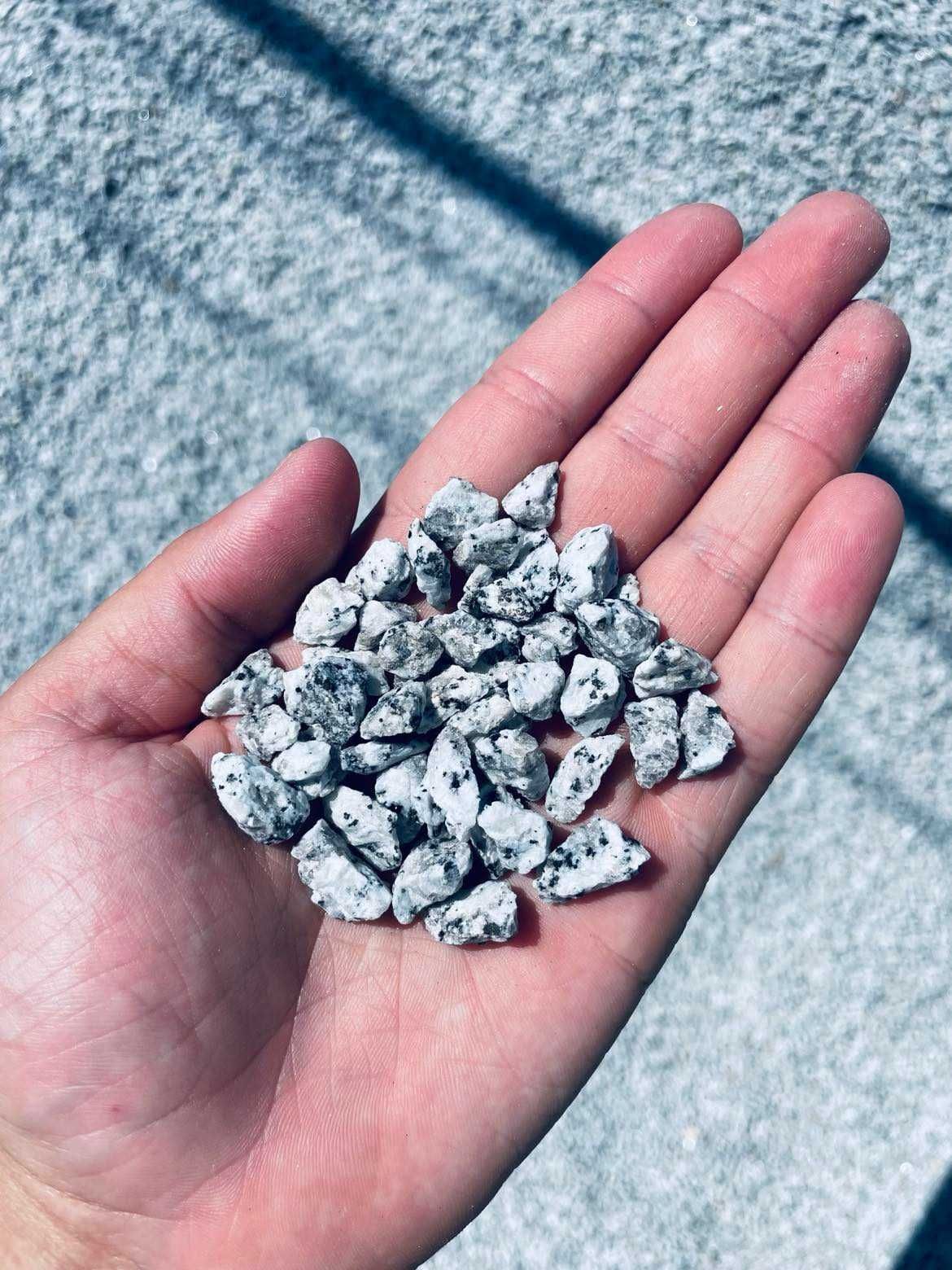 Białe Żółte Czarne Kamienie Naturalne Opaska wokół Pomnika Grobu