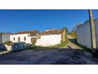 Moradia com Terreno junto à zona de ribeiro no concelho de Abrantes