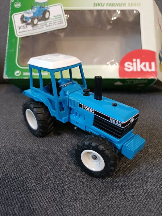 Model Siku Traktor Ford