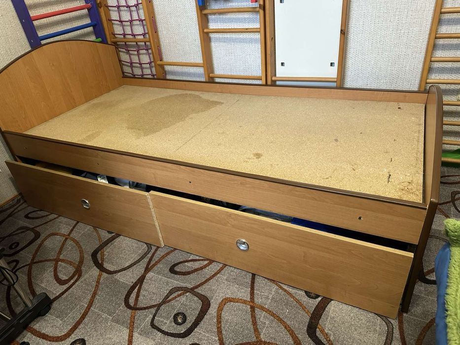 Терміново продам ліжко з двома шухлядами. Спальне місце 90х190,