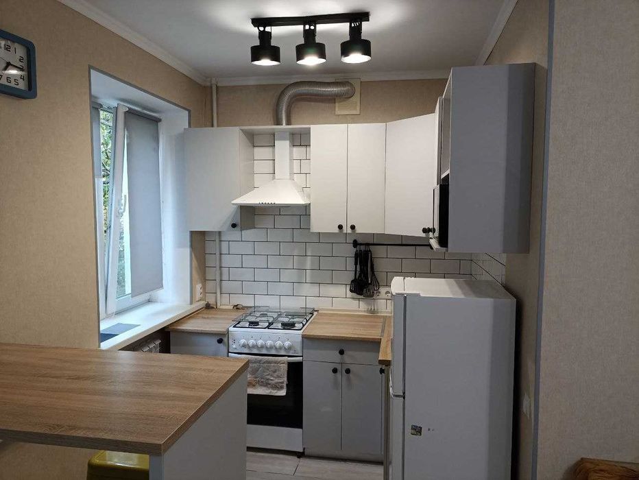 м.Наукова 2кімнатна, поруч госпіталь. Домашній затишок