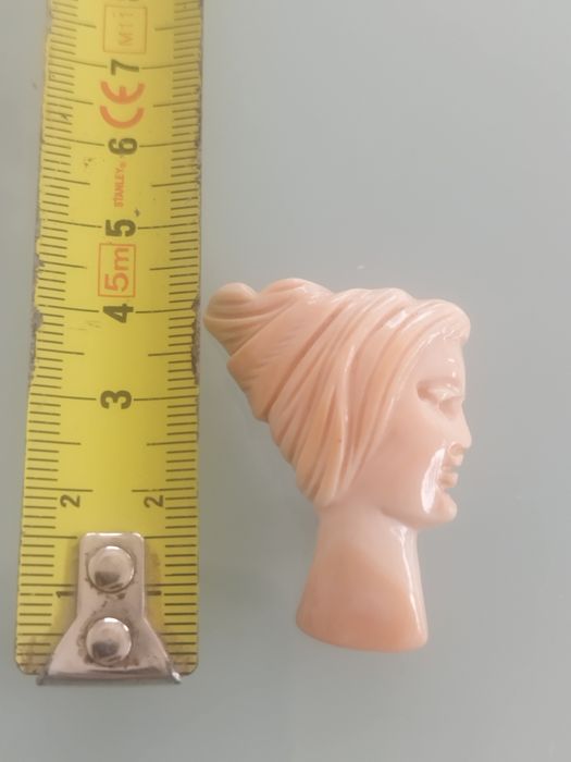 Lindo broche vintage com detalhe em coral rosa.

- Design delicado.
-