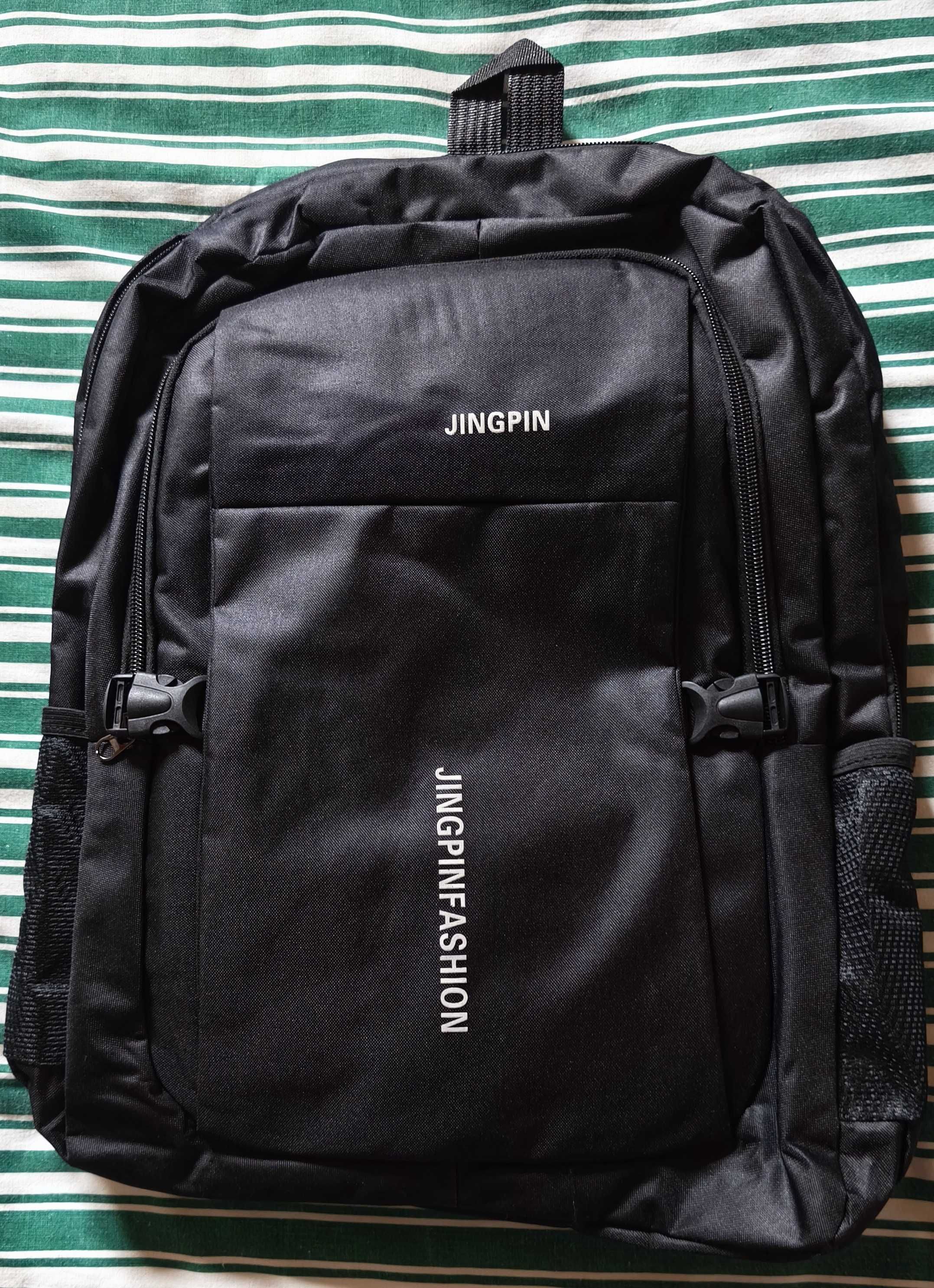 Mochila preta com divisão para computador portátil