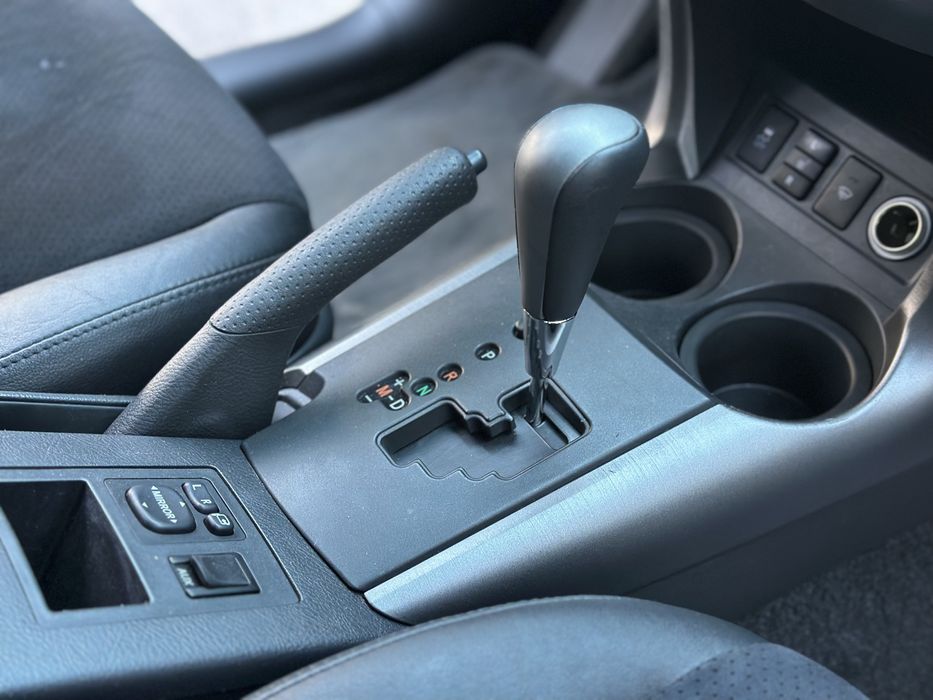 Продам Toyota RAV4 2011 год