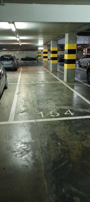 Dwa miejsca postojowe w hali garażowej ul.Hawelańska 6C