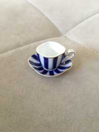 Chávena e pires miniatura em porcelana fina