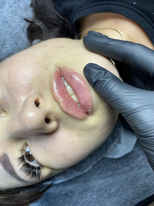 Потрібні моделі на збільшення губ