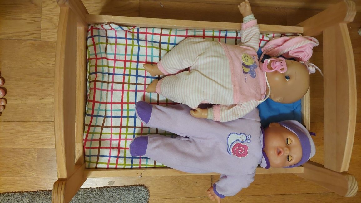 Łóżeczko dla lalek z dwoma lalkami