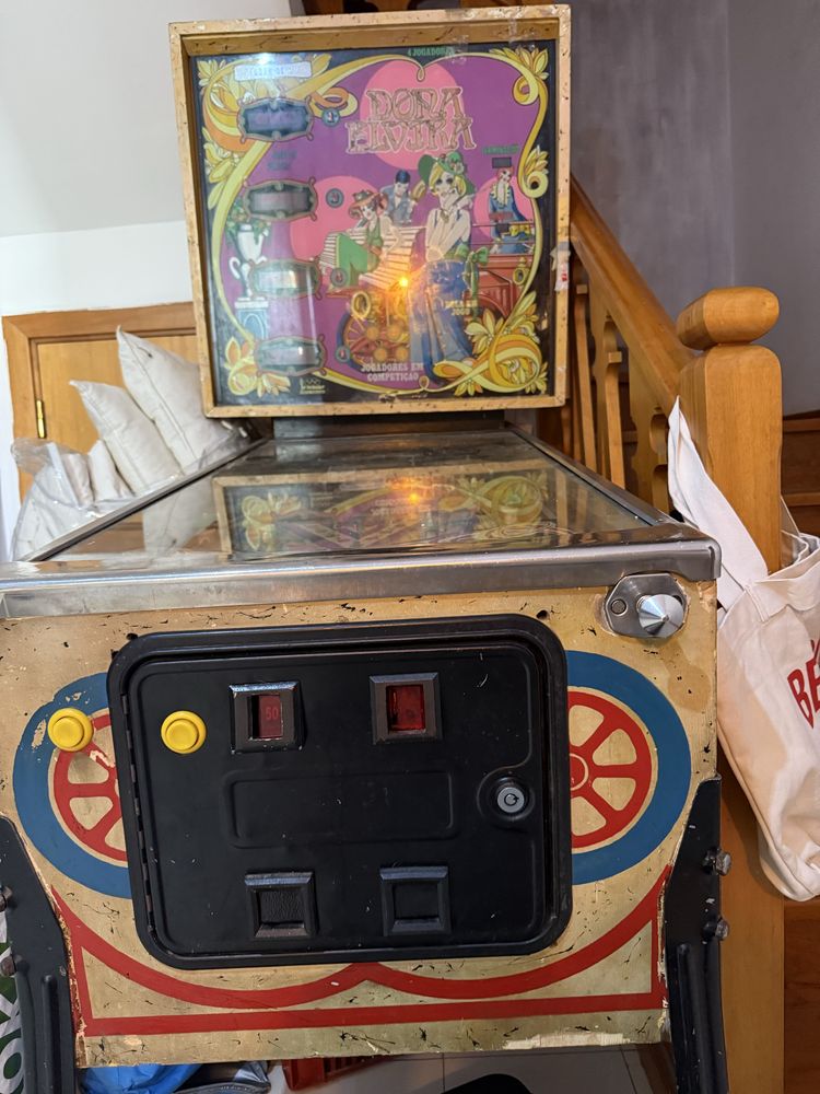 Maquina de Flippers Dona Elvira toda original e em muito bom estado