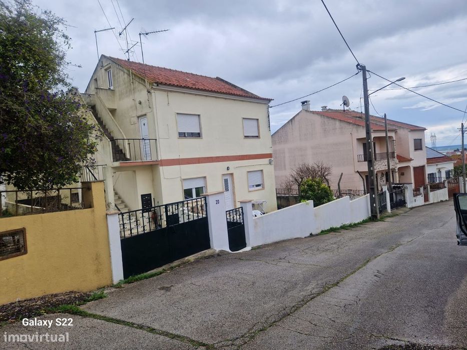 Moradia com 4 frações 2xT3 2 2x T2, terreno vista de rio Tejo e anexo