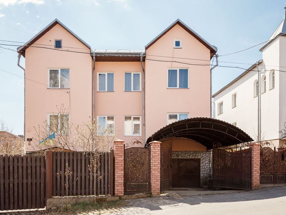 Продається дуплекс в с. Угринові