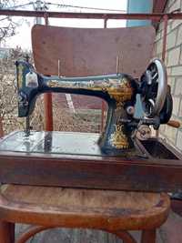 Старинная швейная машинка Зингер.