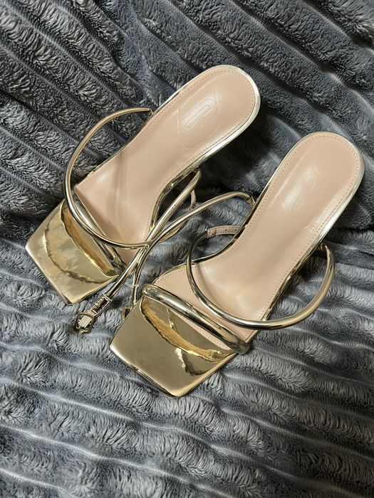 Босоніжки на каблуку золоті