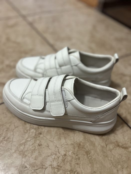 Жіночі білі шкіряні кросівки