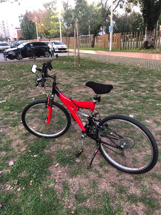 Bicicleta BTT com suspensão total