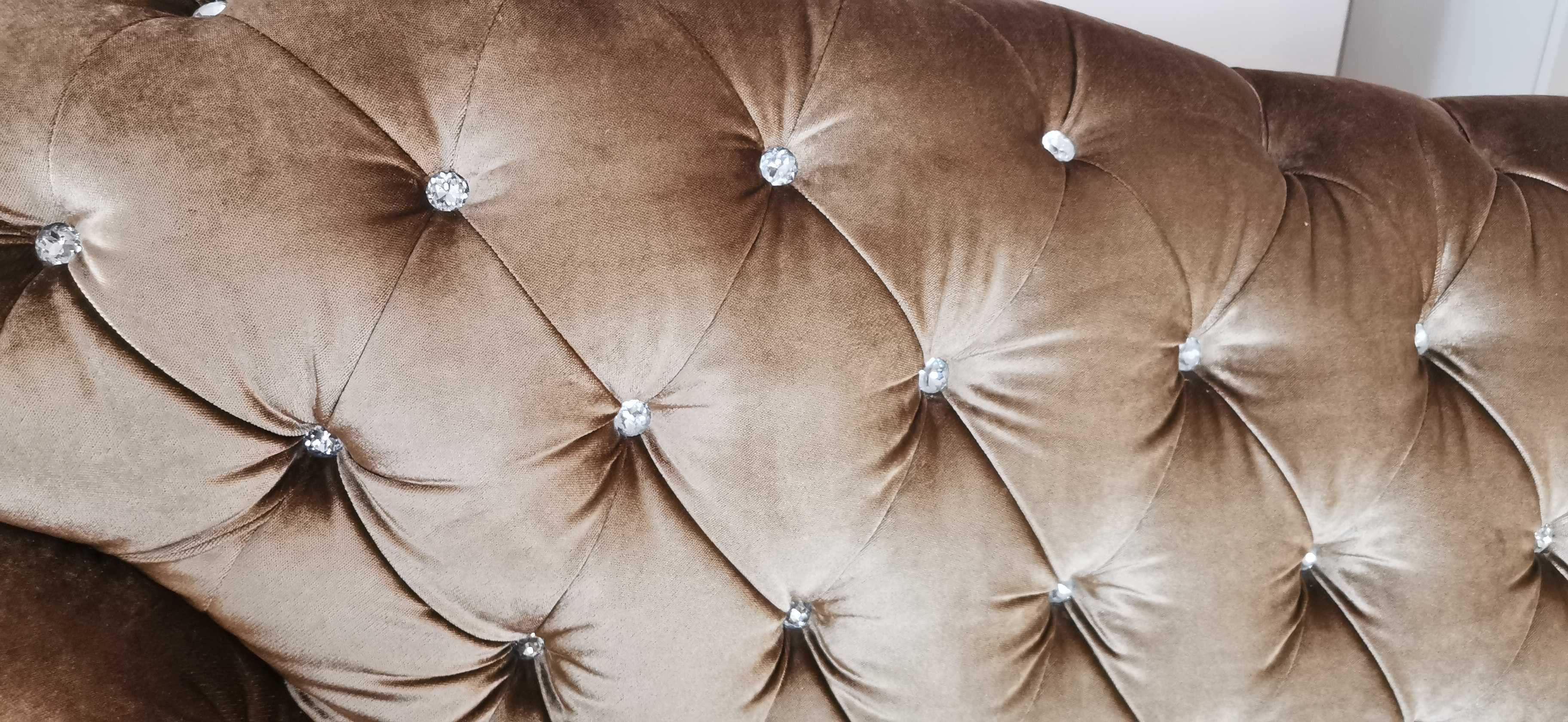 Sofa glamour pikowana z kryształkami