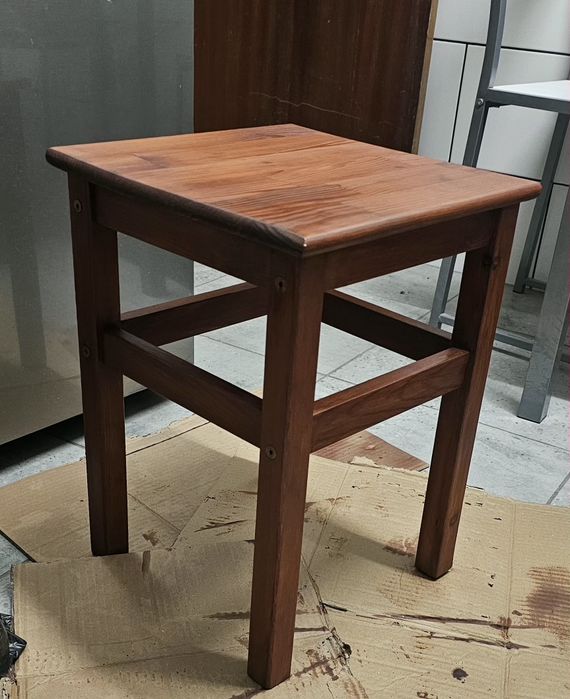 Banco quadrado de madeira