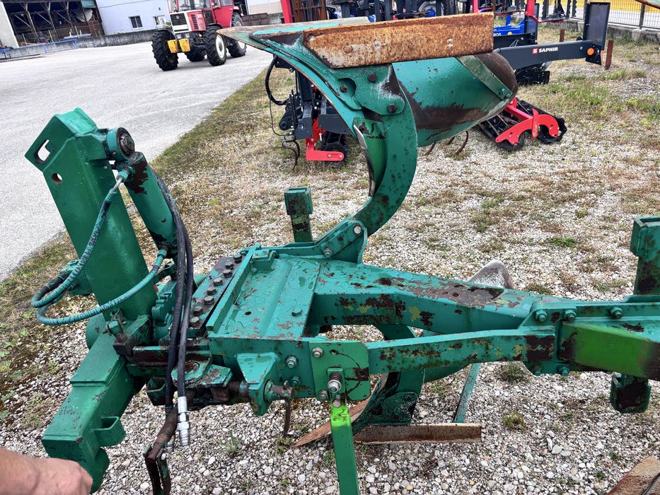 Оборотний плуг , плуг трьохкорпусний оборотний