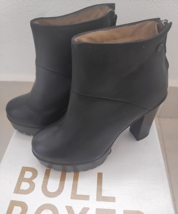 Botins pretos de senhora de pele